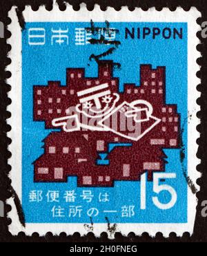 JAPAN - UM 1970: Eine in Japan gedruckte Briefmarke, die dem Postcode-System gewidmet ist, um 1970 Stockfoto