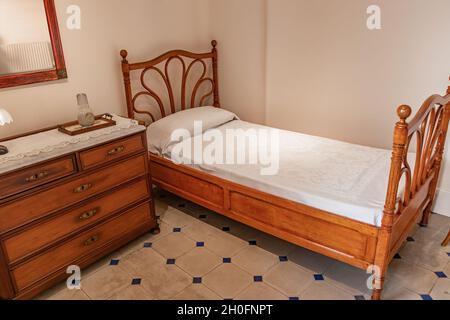 Schlafzimmer im modernistischen Stil aus dem frühen 20. Jahrhundert Stockfoto