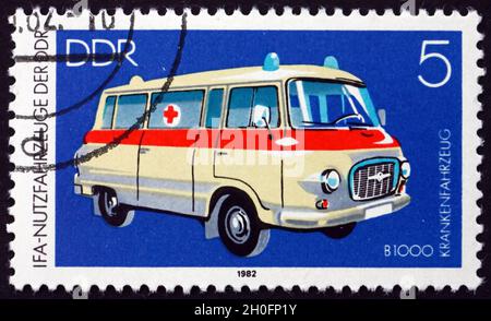 DEUTSCHLAND - UM 1982: Eine in Deutschland gedruckte Briefmarke zeigt Ambulance, um 1982 Stockfoto