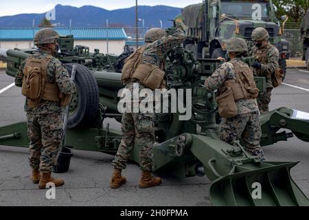 U.S. Marines with Echo Battery, Bataillon Landing Team 3/4, 31st Marine Expeditionary Unit (MEU), führt simulierte Waffenübungen im Combined Arms Training Center Camp Fuji, Japan, 26. Februar 2021 durch. Die 31. MEU, die einzige kontinuierlich im Vorlauf eingesetzte MEU des Marine Corps, stellt eine flexible und tödliche Truppe bereit, die als führende Krisenreaktionstruppe in der Indo-Pazifik-Region eine breite Palette von Militäroperationen durchführen kann. Stockfoto