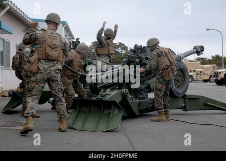 U.S. Marines with Echo Battery, Bataillon Landing Team 3/4, 31st Marine Expeditionary Unit (MEU), führt simulierte Waffenübungen im Combined Arms Training Center Camp Fuji, Japan, 26. Februar 2021 durch. Die 31. MEU, die einzige kontinuierlich im Vorlauf eingesetzte MEU des Marine Corps, stellt eine flexible und tödliche Truppe bereit, die als führende Krisenreaktionstruppe in der Indo-Pazifik-Region eine breite Palette von Militäroperationen durchführen kann. Stockfoto