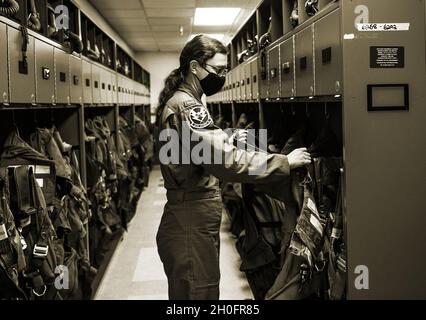 Eine Studentische Pilotin mit dem 47. Studentengeschwader auf der Luftwaffenbasis Laughlin, Texas, inspiziert ihre Flugausrüstung am 26. Februar 2021. Die 47 STUS ist in erster Linie für die Verwaltung und den täglichen Non-Flying-Support von mehr als 400 US- und internationalen Studenten verantwortlich, die derzeit eine spezielle Ausbildung zum Bachelor-Piloten absolvieren. Das Geschwader verwaltet auch über 200 Studenten, die auf eine Pilotenausbildung warten, und Absolventen der Pilotausbildung, die auf den Übergang zu ihrem nächsten Auftrag warten. Stockfoto
