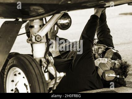 Zwei Flugzeugmechaniker des 47. Wartungsgeschwaders führen eine Inspektion der T-6A Texan II auf dem Luftwaffenstützpunkt Laughlin, Texas, am 26. Februar 2021 durch. Die Betreuer von Laughlin sind einzigartig, da sie ausschließlich aus zivilen Mitarbeitern des Verteidigungsministeriums bestehen. Die meisten der Mitarbeiter sind ehemalige Angehörige des Militärdienstes oder Bewohner der Gemeinde, die wichtige Kontinuität und wertvolle Partnerschaften mitbringen, um die Mission voranzutreiben. Stockfoto