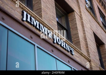 Tacoma, WA USA - ca. August 2021: Blick aus der Nähe eines Jimmy John's Sandwich-Shops in der Innenstadt von Tacoma. Stockfoto