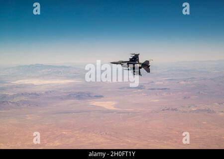 Ein dem 416. Flight Test Squadron zugewiesener F-16 fliegt im Precision Impact Range Area auf der Edwards Air Force Base, Kalifornien, vom 26. Februar in Position. Der erfolgreiche Falltest unterstützte das Korea F-16 Update-Programm. Die ROKAF betreibt derzeit 133 Kampfflugzeuge des Typs KF-16C/D Block 50/52, die alle im Rahmen des umfassenden Verbesserungsprogramms umfassend modernisiert und modernisiert werden. Lockheed Martin erhielt einen Auftrag von 1,2 Milliarden für die Nachrüstung der 133 KF-16-Geräte und deren Aufrüstung auf die fortschrittliche F-16V-Konfiguration, die technisch auf dem neuesten Stand ist Stockfoto