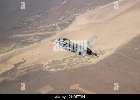 Ein dem 416. Flight Test Squadron zugewiesener F-16 fliegt im Precision Impact Range Area auf der Edwards Air Force Base, Kalifornien, vom 26. Februar in Position. Der erfolgreiche Falltest unterstützte das Korea F-16 Update-Programm. Die ROKAF betreibt derzeit 133 Kampfflugzeuge des Typs KF-16C/D Block 50/52, die alle im Rahmen des umfassenden Verbesserungsprogramms umfassend modernisiert und modernisiert werden. Lockheed Martin erhielt einen Auftrag von 1,2 Milliarden für die Nachrüstung der 133 KF-16-Geräte und deren Aufrüstung auf die fortschrittliche F-16V-Konfiguration, die technisch auf dem neuesten Stand ist Stockfoto