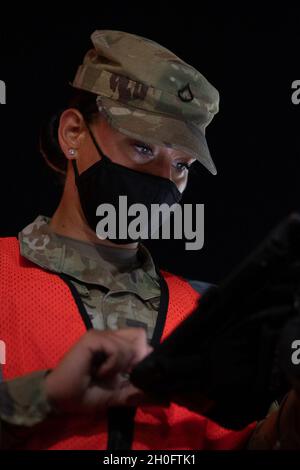 U.S. Army PFC. Kaitlin Skinner, aus Orange City, Florida, ein Kampfingenieur, der Alpha Company, 299. Brigade-Ingenieur-Bataillon, 1. Stryker-Brigade-Kampfteam, 4. Infanterie-Division, zugeordnet ist, verwendet die Website myturn.ca.gov, um den Termin für den COVID-Impfstoff am California State University Los Angeles Community Vaccine Center, 27. Februar 2021, zu überprüfen. Das U.S. Northern Command setzt sich über die U.S. Army North weiterhin dafür ein, die Federal Emergency Management Agency im Rahmen der Reaktion der gesamten Regierung auf COVID-19 weiterhin flexibel und flexibel zu unterstützen. Stockfoto