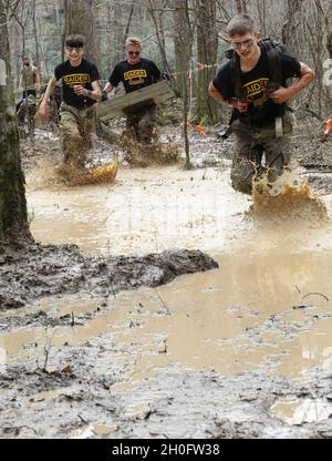 Kadetten der Leavenworth High School treten während der JROTC Raider Nationals der Armee am 27. Februar auf der Gerald Lawhorn Scouting Base in Molena, Georgia, im Gauntlet an. Die Konkurrenz erlaubte Kadetten aus dem ganzen Land, gegen Teams in verschiedenen körperlichen Herausforderungen zu konkurrieren. Stockfoto