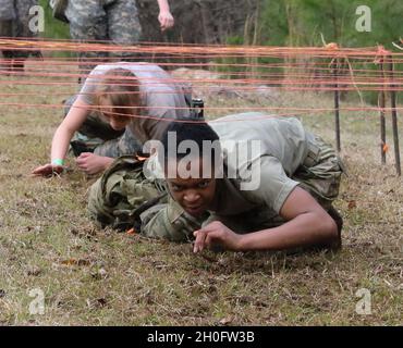 Kadetten der Riverdale High School treten während der JROTC Raider Nationals der Armee am 27. Februar auf der Gerald Lawhorn Scouting Base in Molena, Georgia, bei der Cross Country Rescue an. Die Konkurrenz erlaubte Kadetten aus dem ganzen Land, gegen Teams in verschiedenen körperlichen Herausforderungen zu konkurrieren. Stockfoto