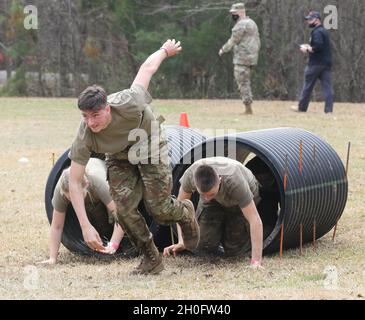 Kadetten der Ozark High School treten während der JROTC Raider Nationals der Armee am 27. Februar auf der Gerald Lawhorn Scouting Base in Molena, Georgia, im Physical Team Test an. Die Konkurrenz erlaubte Kadetten aus dem ganzen Land, gegen Teams in verschiedenen körperlichen Herausforderungen zu konkurrieren. Stockfoto