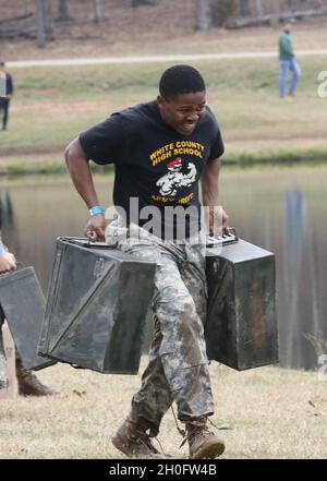 Ein Kadett der High School von White County nimmt am 27. Februar an dem Physical Team Test während der JROTC Raider Nationals der Armee auf der Gerald Lawhorn Scouting Base in Molena, Georgia, Teil. Die Konkurrenz erlaubte Kadetten aus dem ganzen Land, gegen Teams in verschiedenen körperlichen Herausforderungen zu konkurrieren. Stockfoto