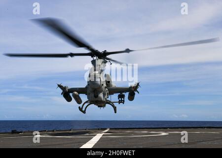 210227-N-UM706-1037 PHILIPPINISCHES MEER (FEB 27, 2021) Ein Bell AH-1W Super Cobra Hubschrauber, der dem Marine Medium Tiltrotor Squadron (VMM) 262 zugewiesen wurde, landet an Bord des Amphibiendocks USS Ashland (LSD 48). Ashland, Teil der America Amphibious Ready Group, arbeitet zusammen mit der 31. Marine Expeditionary Unit im Verantwortungsbereich der 7. US-Flotte, um die Interoperabilität mit Verbündeten und Partnern zu verbessern und dient als einsatzbereite Einsatztruppe zur Verteidigung von Frieden und Stabilität in der Indo-Pazifik-Region. Stockfoto