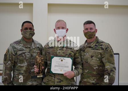 Chief Warrant Officer zwei Thomas Downer [Mitte] erhält von Brig eine Ehrenmedaille der Armee. General Kevin F. Meisler [rechts], der kommandierende General des 4. Sustainment Command (Expeditionary), und 1. Sgt. Jorge Pimentel [links], 4. ESC Headquarter Company First Sergeant. Stockfoto