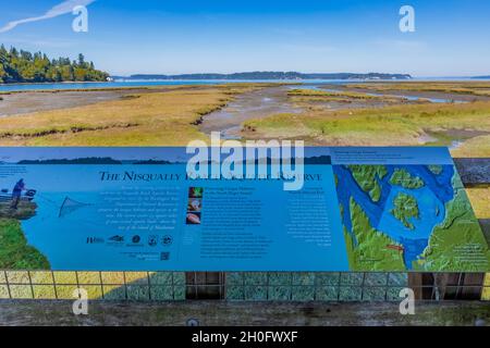 Karte und Hinweisschild auf der Promenade über die Mündung und das aufgeschüttete Watt des Billy Frank Jr. Nisqually National Wildlife Refuge, Washi Stockfoto