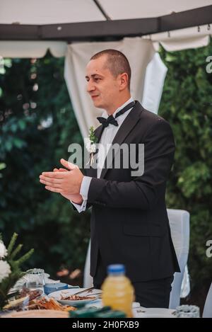 Vertikale Aufnahme eines Bräutigams während der Hochzeit Stockfoto