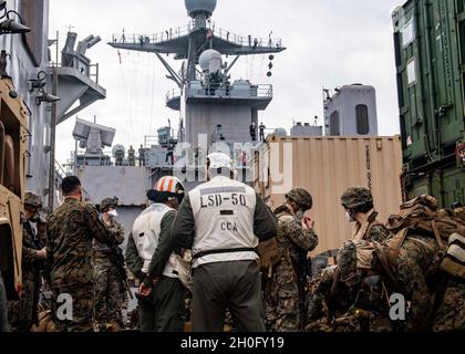 210228-N-NQ285-1324 1 ATLANTISCHER OZEAN (FEB 28, 2021) U.S. Marine Corps Marines, die der 24. Marine Expeditionary Unit (MEU) zugeordnet sind, bereiten sich auf den Flug MV-22 Ospreys des Anlegeschiffs USS Carter Hall (LSD 50) der Harpers Ferry-Klasse während einer simulierten Trainingsentwicklung für Massenopfer, 28. Februar 2021, vor. Carter Hall führt als Teil der Iwo Jima Amphibious Ready Group ein Training mit dem Amphibiengeschwader 4 und der 24. Marine Expeditionary Unit (24. MEU) durch. Stockfoto