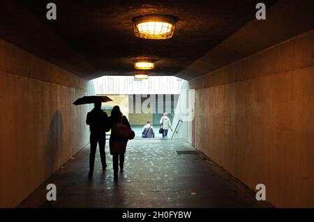 Paar in der Unterführung, Budapest, Ungarn Stockfoto