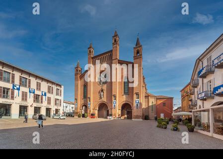Alba, Cuneo, Piemont, Italien - 12. Oktober 2021: Piazza Duomo mit der Kathedrale von San Lorenzo und den Palästen mit den Bannern des historischen Palio Stockfoto