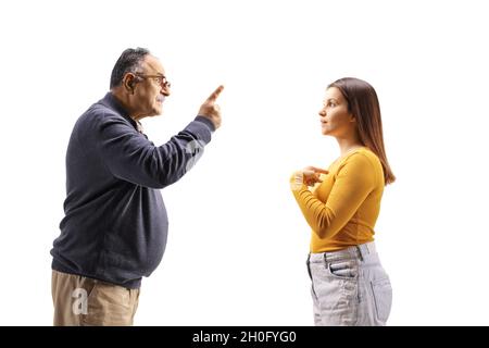 Profilaufnahme eines wütenden reifen Mannes, der mit einer auf weißem Hintergrund isolierten weiblichen Teenagerin argumentiert Stockfoto