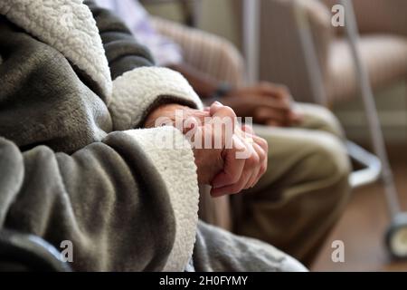 Nahaufnahme der Hände der Bewohner in einem Pfleheim Stockfoto