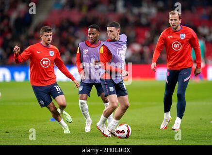 Die Engländer Mason Mount, Raheem Sterling, Phil Foden und Harry Kane wärmen sich vor dem FIFA-WM-Qualifikationsspiel im Wembley Stadium, London, auf dem Spielfeld auf. Bilddatum: Dienstag, 12. Oktober 2021. Stockfoto