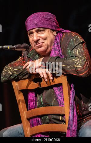 Mailand Italien. 11. Oktober 2021. Der amerikanische Singer-Songwriter und Gitarrist STEVIE VAN ZANDT nimmt an der Buchpräsentation für seine „Memoir“ von Steven Van Zandt aka Little Steven im Spirit de Milan Teil. Stockfoto