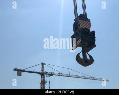 Kranhaken gegen blauen Himmel Stockfoto