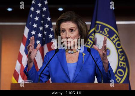 Washington, Usa. Oktober 2021. Die Sprecherin des Repräsentantenhauses, Nancy Pelosi (D-CA), spricht während ihrer wöchentlichen Pressekonferenz im HVC/Capitol Hill über die Schuldenobergrenze und die Rechnungen des sozialen Sicherheitsnetzes. Kredit: SOPA Images Limited/Alamy Live Nachrichten Stockfoto