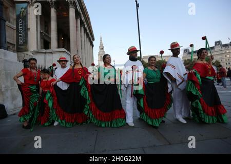 London, England, Großbritannien. Oktober 2021. Lateinamerikanische Demonstranten veranstalteten am Tag der Ureinwohner einen Protest auf dem Trafalgar Square und forderten die Abrüstung von Symbolen der Kolonisierungen Amerikas, einschließlich der Statuen von Christoph Kolumbus. (Bild: © Tayfun Salci/ZUMA Press Wire) Stockfoto