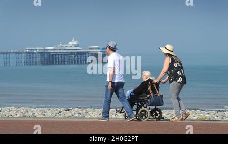 ÄLTERE MENSCHEN AN DER KÜSTE VON LLANDUDNO WALES GROSSBRITANNIEN Stockfoto