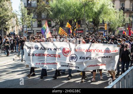Barcelona, Spanien. Oktober 2021. Demonstranten marschieren während der Demonstration mit einem Transparent durch die Straßen.Menschen antifaschistischer Gruppen haben eine Demonstration gegen die Ereignisse des 12. Oktober, dem Hispanic Day in Barcelona, aufgerufen. Die Demonstranten sind in die Richtung einiger dieser Handlungen gegangen, aber die Polizei hat sie bei allen Gelegenheiten verhindert. Kredit: SOPA Images Limited/Alamy Live Nachrichten Stockfoto