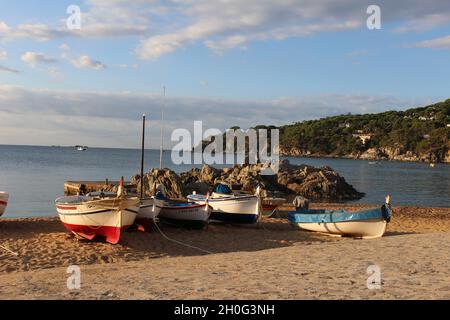 Fischerboote am Strand in Calella de Palafrugell Stockfoto