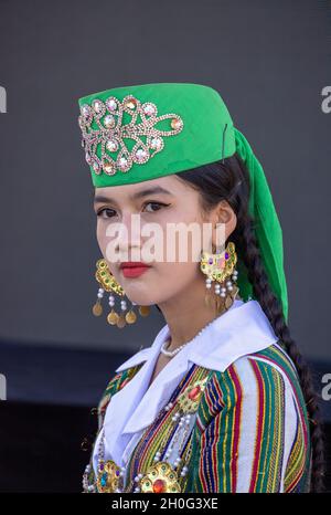 Tänzer, die traditionelle Tänze für Delegierte der internationalen Konferenz bei einem Galadiner, Taschkent, Usbekistan, vorführen Stockfoto