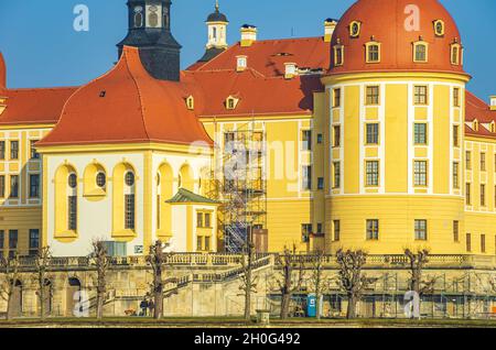 Moritzburg bei Dresden, Sachsen, Deutschland: Teilansicht der Hauptfassade des Schloss Moritzburg, auf der Südseite gelegen. Stockfoto