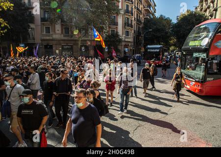 Barcelona, Spanien. Oktober 2021. Während der Demonstration marschieren Demonstranten durch die Straßen.Menschen antifaschistischer Gruppen haben eine Demonstration gegen die Ereignisse des 12. Oktober, dem Hispanic Day in Barcelona, aufgerufen. Die Demonstranten sind in die Richtung einiger dieser Handlungen gegangen, aber die Polizei hat sie bei allen Gelegenheiten verhindert. (Foto von Thiago Prudencio/SOPA Images/Sipa USA) Quelle: SIPA USA/Alamy Live News Stockfoto