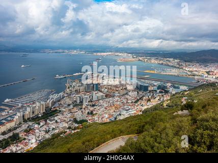 Blick von der Spitze des Felsens von Gibraltar, mit Blick auf die Bucht von Gibraltar, einen Teil der Stadt, die Mid Harbour Marina, die Start- und Landebahn des Flughafens, Alcaidesa Marina Stockfoto