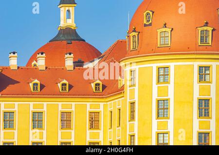 Moritzburg bei Dresden, Sachsen, Deutschland: Teilansicht der Hauptfassade des Schloss Moritzburg, auf der Südseite gelegen. Stockfoto