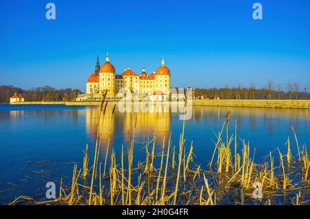 Moritzburg bei Dresden, Sachsen, Deutschland: Außenansicht des Schlosses Moritzburg im Winter mit halbgefrorenem Schlossteich aus dem Süden. Stockfoto