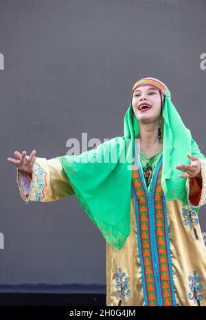 Tänzer, die traditionelle Tänze für Delegierte der internationalen Konferenz bei einem Galadiner, Taschkent, Usbekistan, vorführen Stockfoto