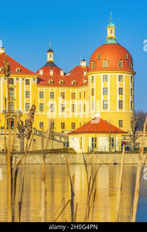 Moritzburg bei Dresden, Sachsen, Deutschland: Teilansicht der Hauptfassade des Schloss Moritzburg, auf der Südseite gelegen. Stockfoto