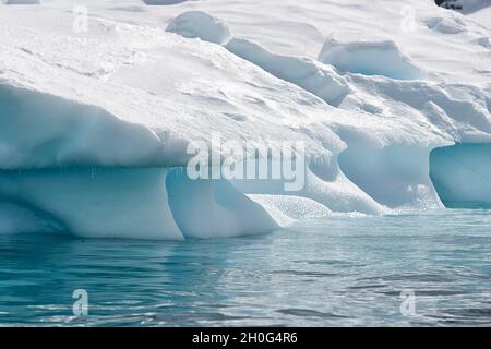 Nahaufnahme eines schmelzenden Eisbergs. Paradise Harbour, Grahamland, Antarktis Stockfoto