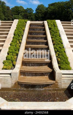 Schleswig, Deutschland - 27. Juni 2010: Große Treppe mit Wasserfallkaskade in den Terrassen des barocken Neuwerkgartens von Schloss Gottorf Stockfoto