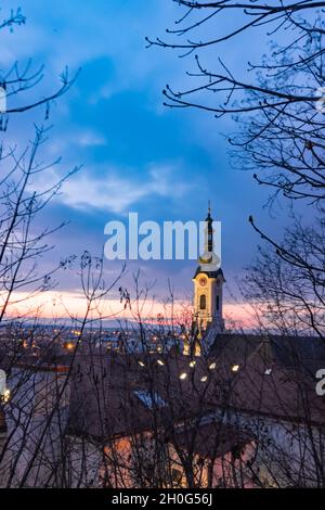 Požega Luftaufnahme mit Kirche bei Sonnenuntergang und Architektur Stockfoto