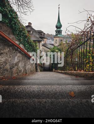 Imbergstiege Treppe und St. Johns auf Imberg Kirche im Herbst - Salzburg, Österreich Stockfoto