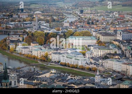Luftaufnahme von Salzburg und Schloss Mirabell - Salzburg, Österreich Stockfoto