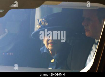 London, England, Großbritannien. Oktober 2021. KÖNIGIN ELIZABETH II. Wird gesehen, wie sie Westminster Abbey verlässt, um an einem Erntedankgottesdienst teilzunehmen, um den 100. Jahrestag der Royal British Legion zu feiern. (Bild: © Tayfun Salci/ZUMA Press Wire) Stockfoto