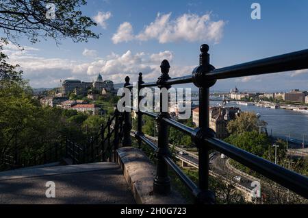 Budapester Stadtlandschaft, die an einem bewölkten Tag von der Donau vom Gellert-Hügel durchzogen wird, Budapest, Ungarn Stockfoto