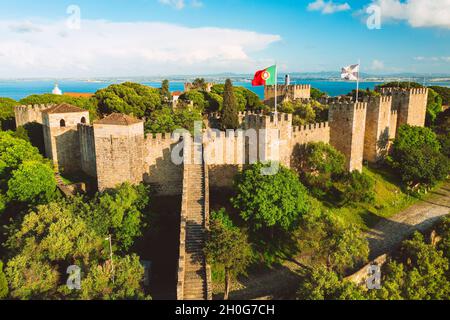 Luftaufnahme von Sao Jorge Burg oder St. George Burg in Lissabon Stadt, Portugal. Stockfoto
