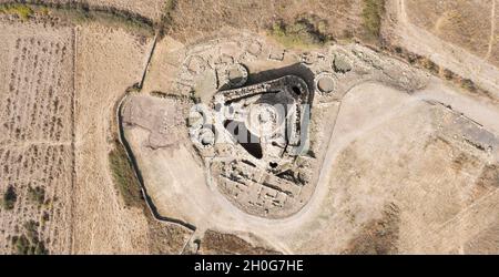 Blick von oben, atemberaubende Luftaufnahme des alten Santu Antine Nuraghe. Santu Antine Nuraghe ist eine der größten Nuraghen in Sardinien, Italien. Stockfoto