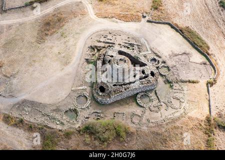 Blick von oben, atemberaubende Luftaufnahme des alten Santu Antine Nuraghe. Santu Antine Nuraghe ist eine der größten Nuraghen in Sardinien, Italien. Stockfoto